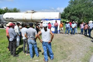 Entrega Dr. Moisés Borjon Apoyos de melaza en Ej. San Isidro en Llera.